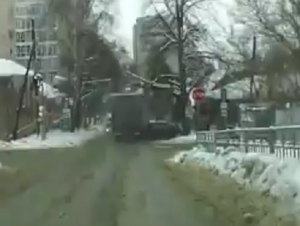 Фура без тормозов, сносящая автомобиль в Воронеже, попала на видео