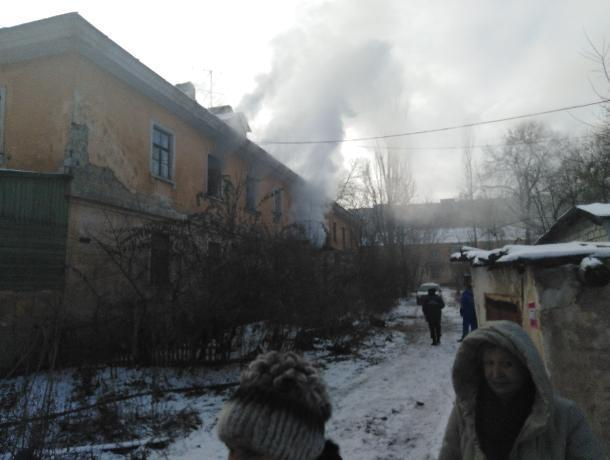 Пожар в 70-летнем доме показали на видео в Воронеже