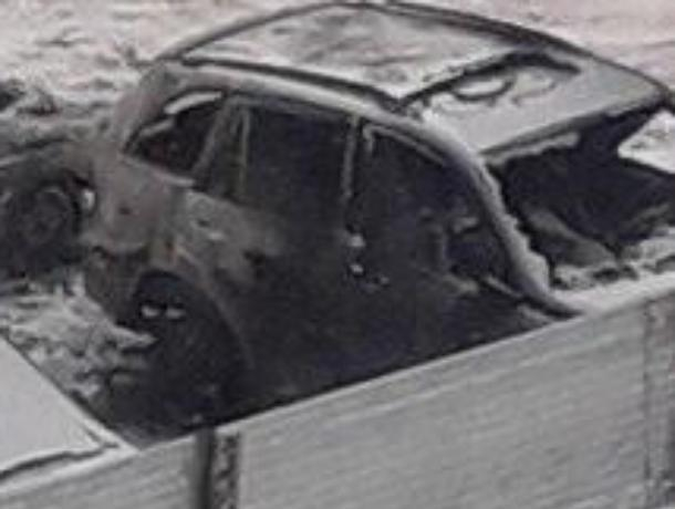 В воронежском ЖК ночью массово сгорели машины
