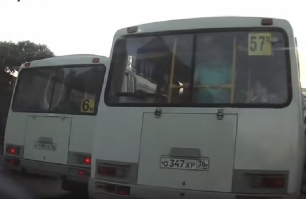 Битва маршрутчиков за пассажиров попала на видео в Воронеже