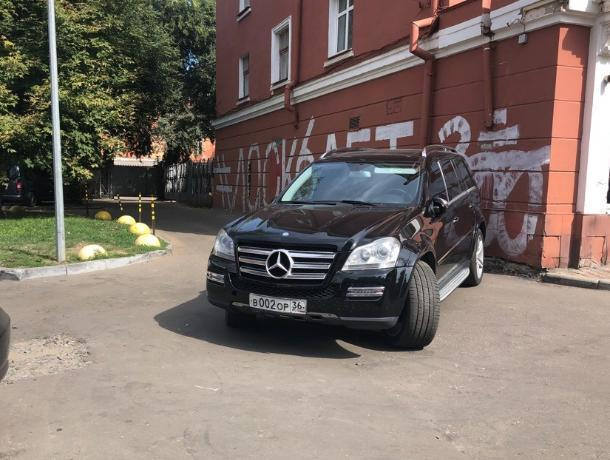 В центре Воронежа эвакуаторщики отказалась убирать Mercedes с блатными номерами