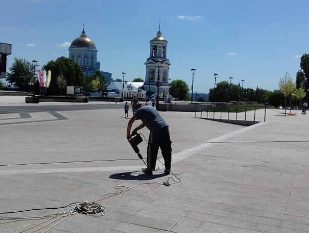 На отреставрированной Советской площади Воронежа рабочие снимают новую плитку