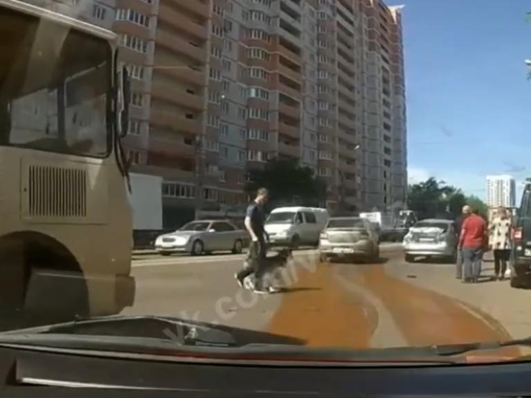 Маршрутчица протаранила BMW, а та сбила 14-летнюю девочку в Воронеже