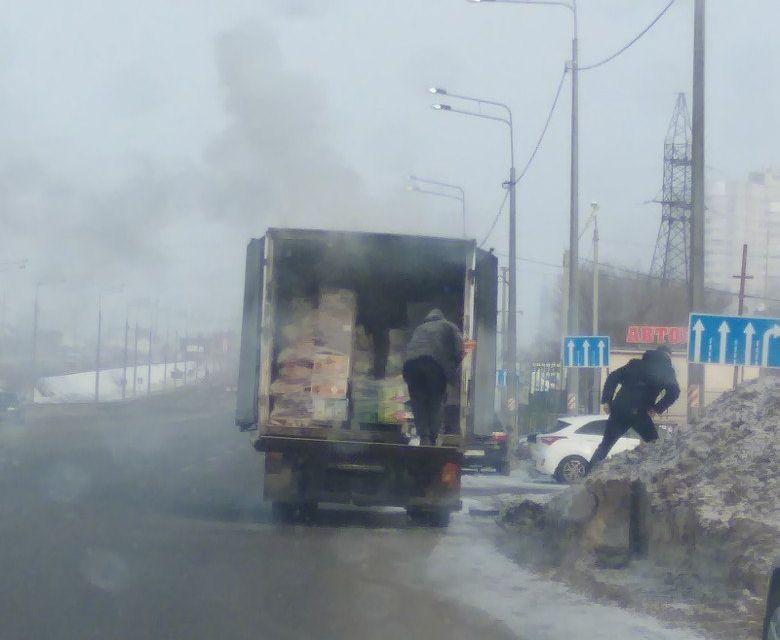 На окружной дороге Воронежа загорелся грузовик с продуктами и попал на видео
