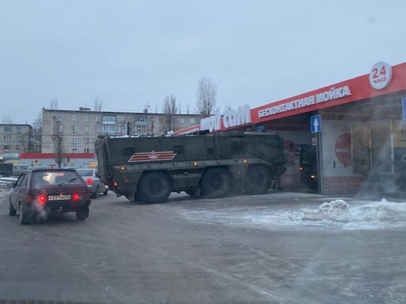 Невиданный способ отмыть армейские БТРы заметили в Воронеже