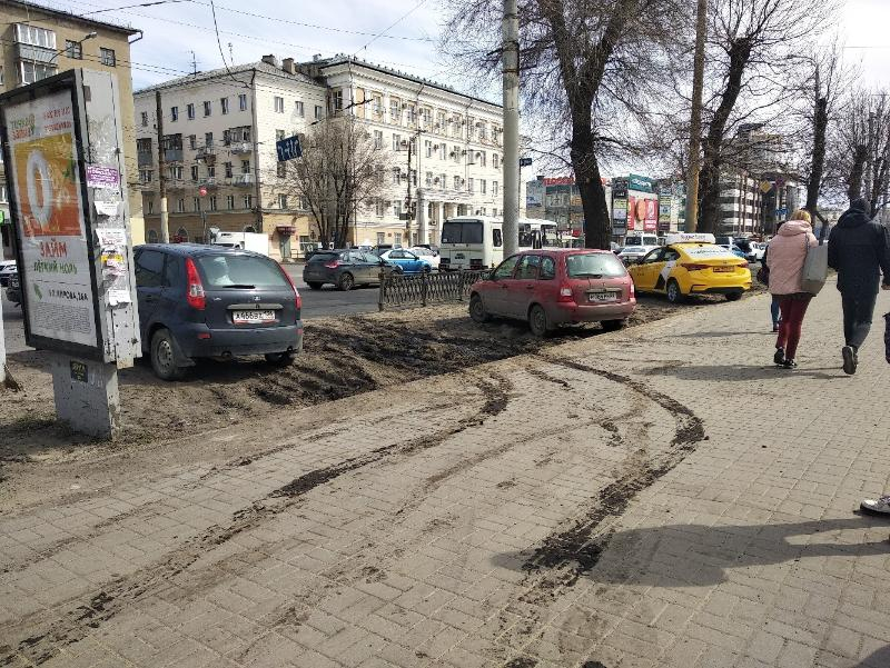 Гряземесы устроили халявную парковку в центре Воронежа