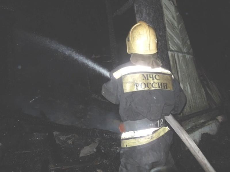 При пожаре в частном доме обрушилась крыша в Воронежской области