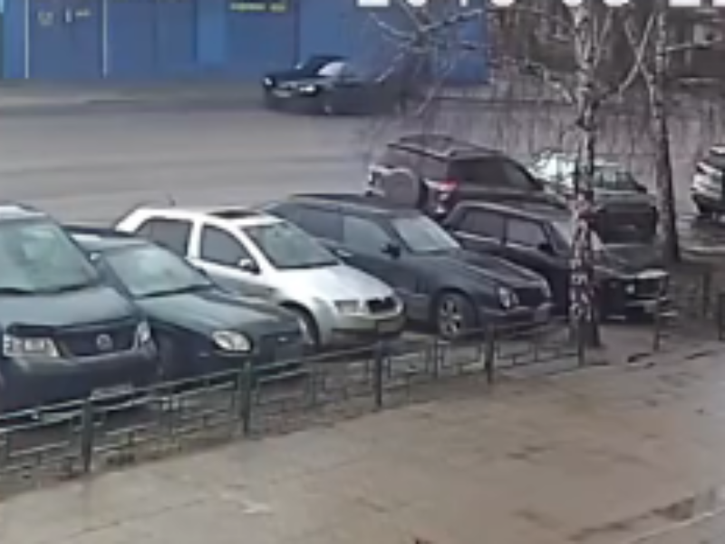 Момент столкновения сдававшей назад Audi и пешехода попал на видео в Воронеже
