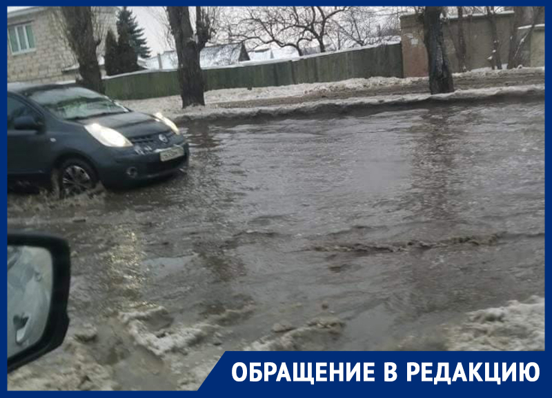 Дорогу у поликлиники затопило в Воронеже