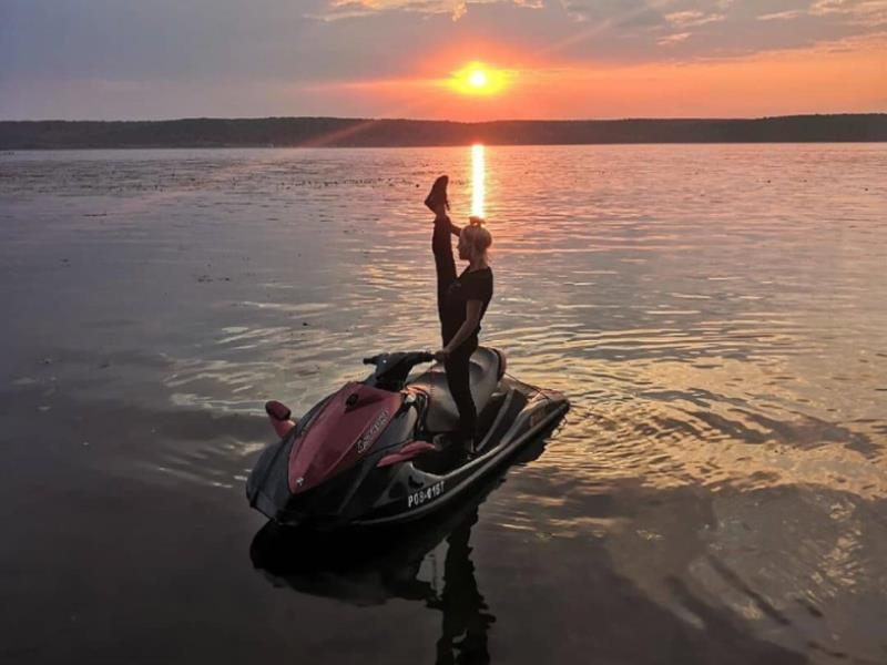 Девушка на водном мотоцикле