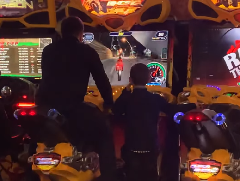 Комичная езда мужчины на игровом мотоцикле попала на видео в Воронеже