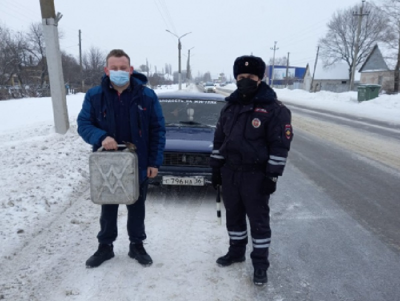 Сильный мороз сблизил двух гаишников и водителя в Воронежской области