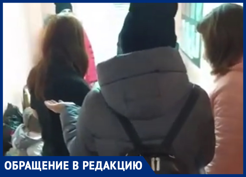 Больные стоят на улице: очередь детей на ПЦР показали под Воронежем