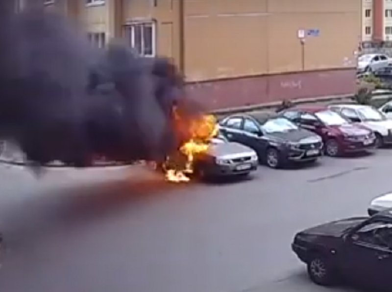 Эпичное возгорание Lada Priora попало на видео в Воронеже
