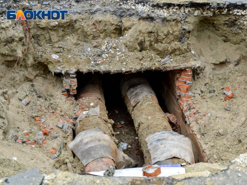 Казус: Семилукский подрядчик засыпал канализацию во дворе, занимаясь его благоустройством