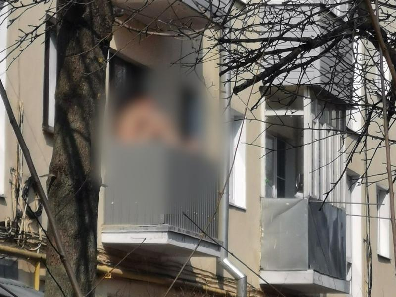 Голышом на балконе фото