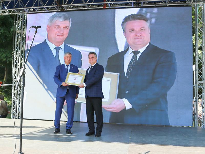 Губернатор Гусев наградил мэра Кстенина за гигантские вешалки