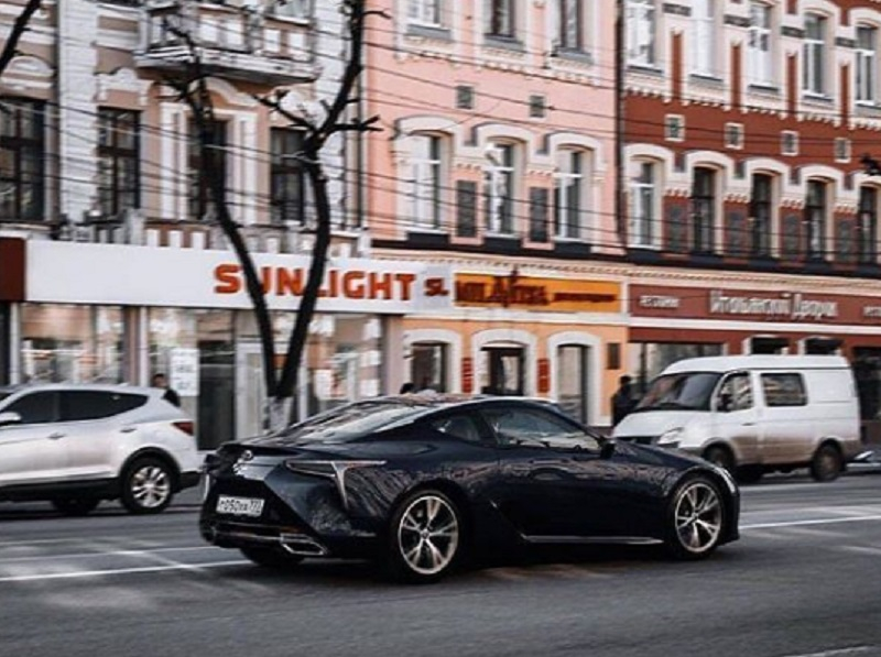 Городской спорткар Lexus за 6,5 млн сфотографировали в центре Воронежа
