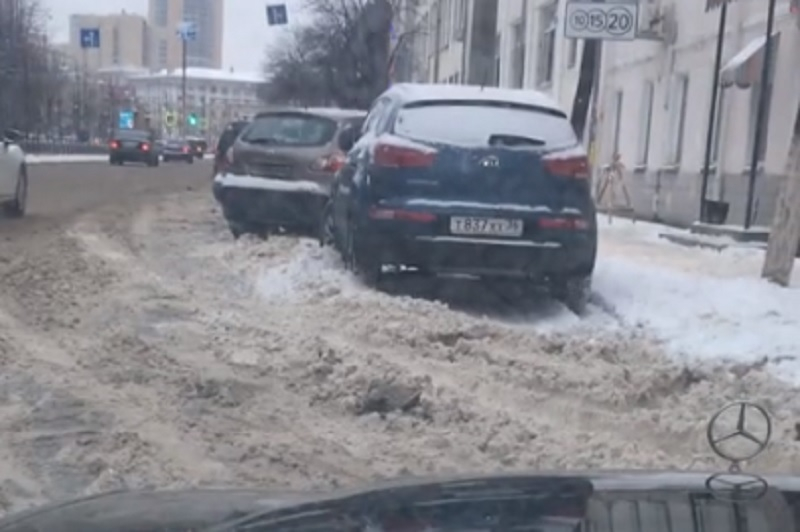 Воронежец на видео попросил Кстенина научить парковщиков чистить снег