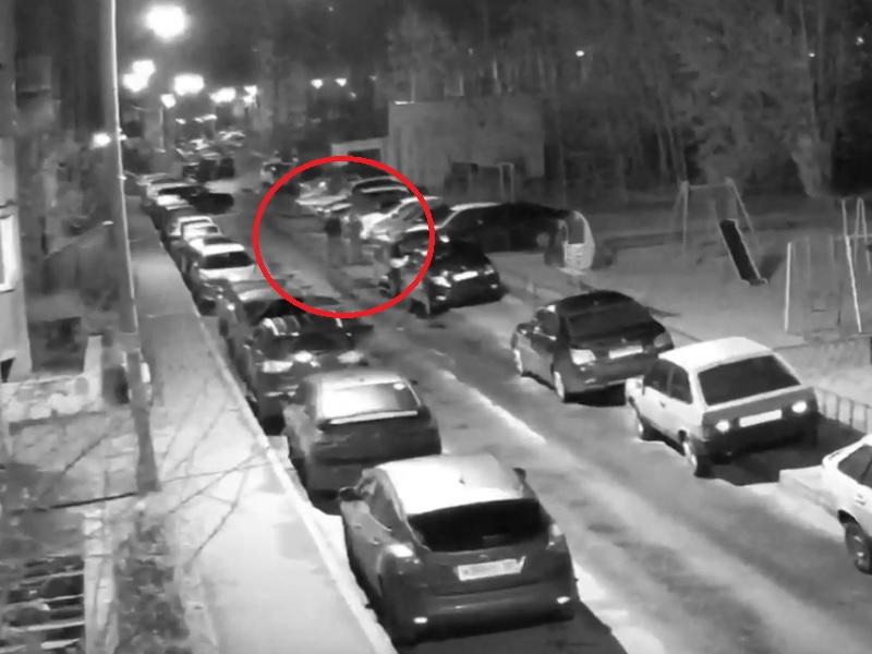 Опубликовано видео, как режут колеса машины в Воронеже