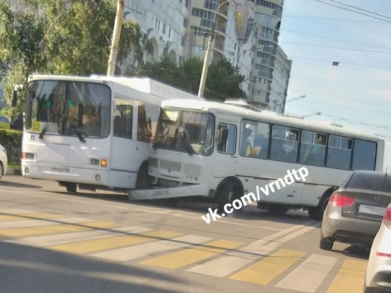 ДТП с двумя автобусами перегородило дорогу в Воронеже