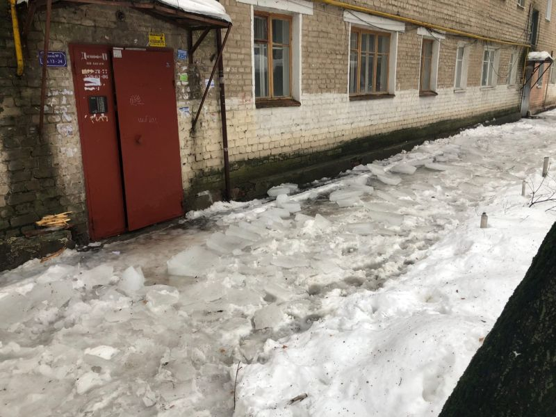 Ледяное препятствие возникло на пути у пешеходов в самом центре Воронежа