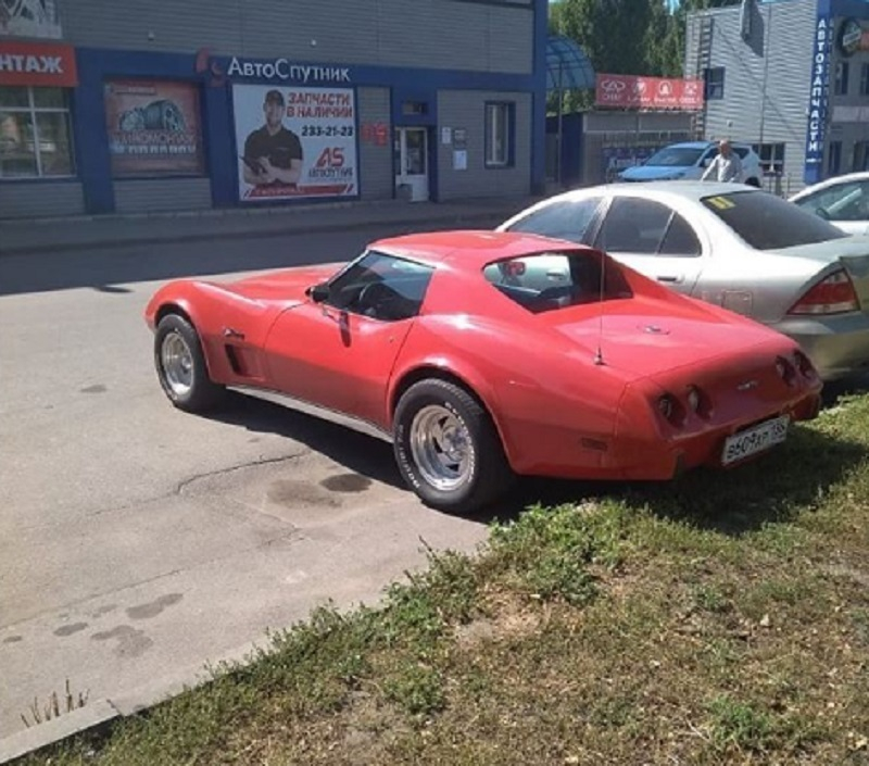 50-летний Chevrolet Corvette затмил автомобили в Воронеже