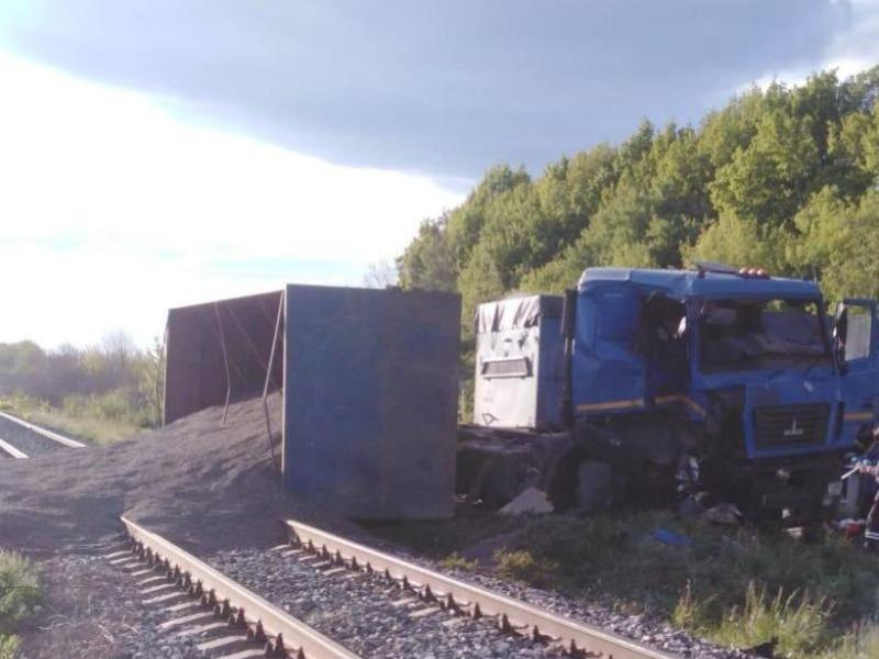 Последствия ДТП с грузовиком и тепловозом показали в Воронежской области