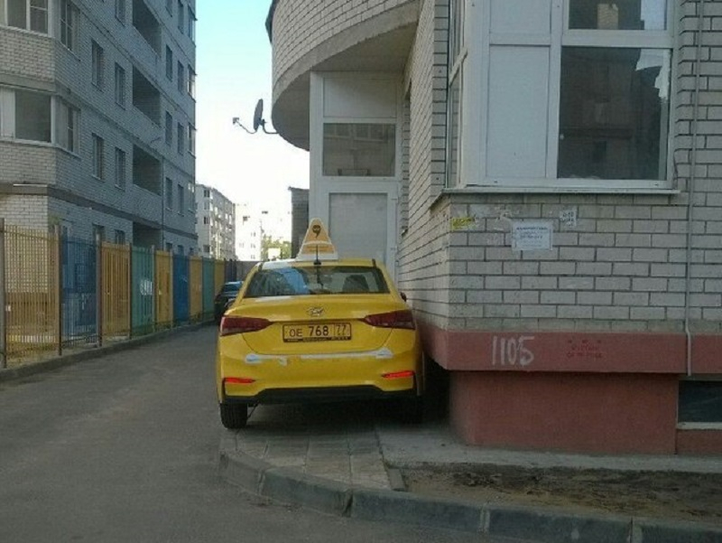 Номера телефонов такси лиска. Такси паркуются во дворах. Такси Лиски Воронежской. Парковка на тротуаре такси. Такси на заставе Воронеж.