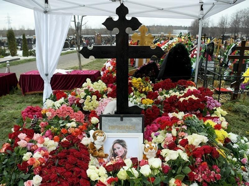 Звезда «Москва слезам не верит» похоронила сына рядом с могилой Юлии Началовой