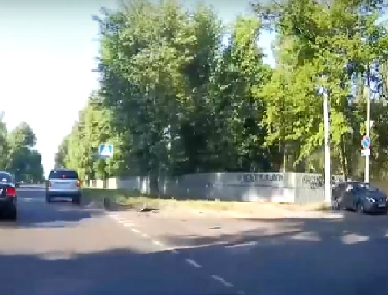 Равнодушное поведение водителей при аварии наглядно показали в Воронеже