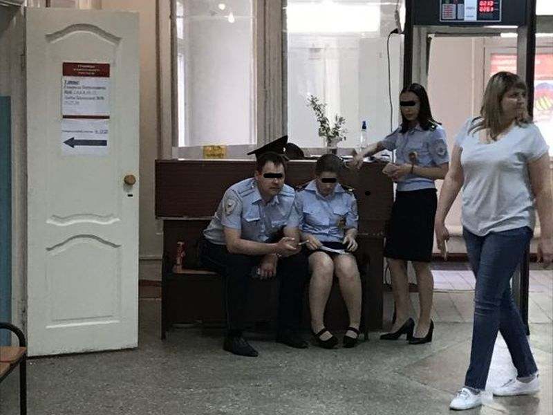 Ерничающих полицейских без средств защиты заметили на голосовании в Воронеже