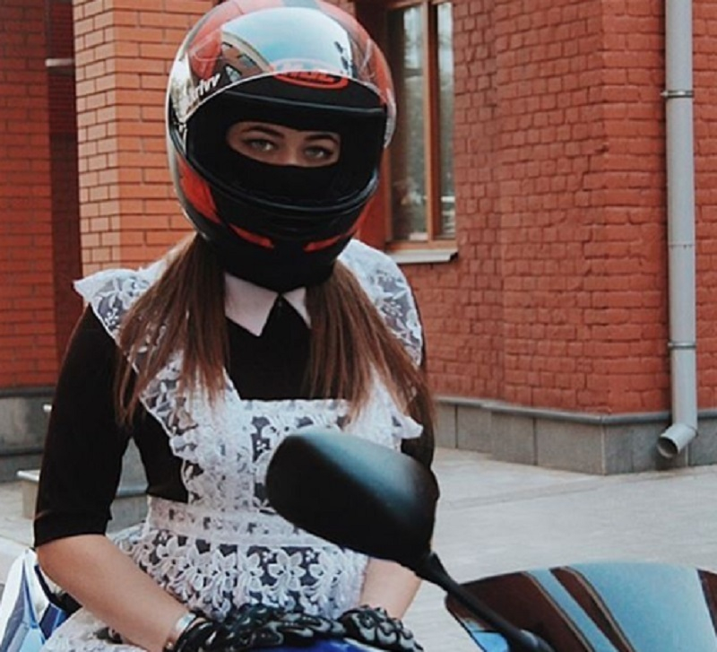 Байкерша в коротком школьном наряде снялась на мотоцикле в Воронеже