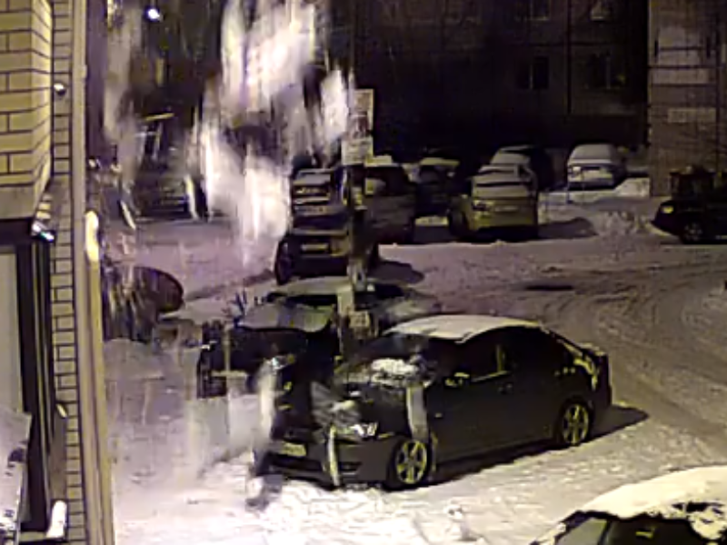 Сход снежной лавины на крыши машин засняли в Воронеже
