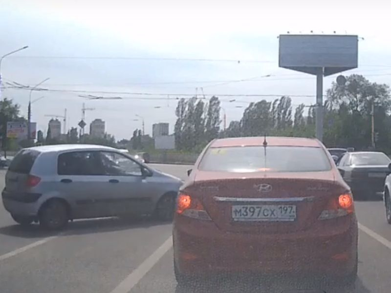 Нереально опасный кульбит исполнило авто на перекрестке в Воронеже