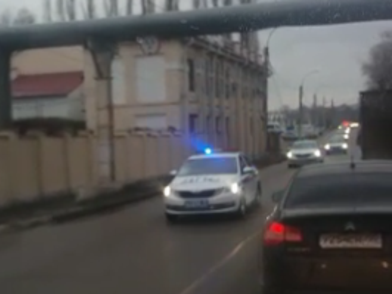 Колонну новых полицейских иномарок в неформальной обстановке сняли в Воронеже