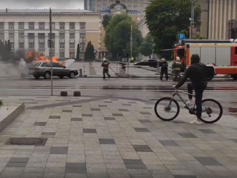 На видео попало, как под окнами Воронежского облправительства горит автомобиль