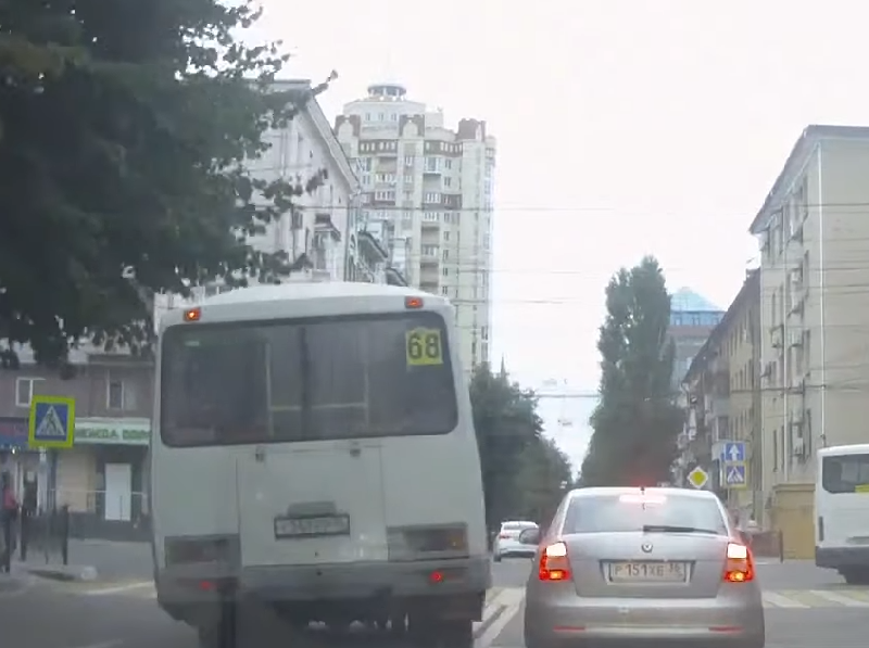 4 нарушения ПДД автобуса за 40 секунд сняли на видео в Воронеже
