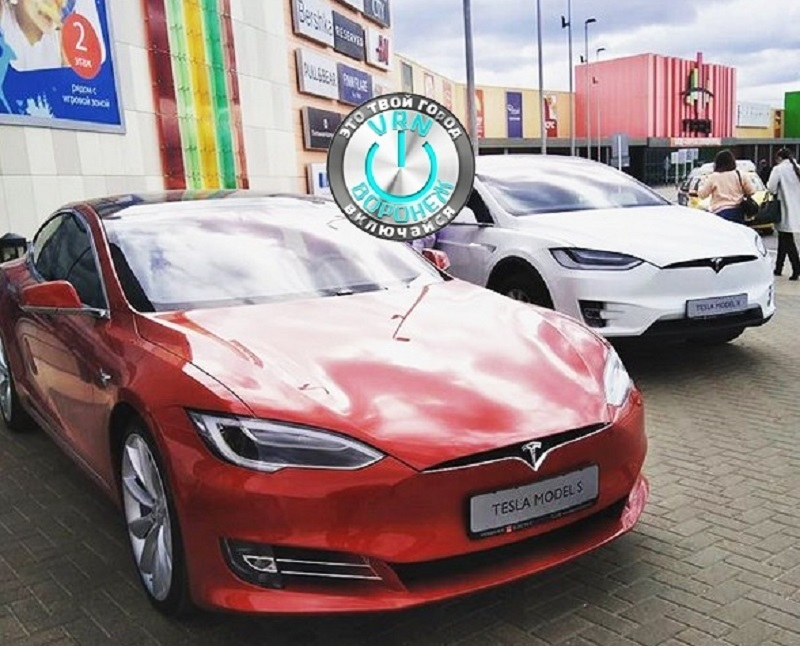 Скопление автомобилей Tesla украсило дорогу в Воронеже