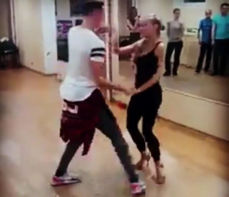 Страстный танец фигуристой воронежской блондинки попал на видео