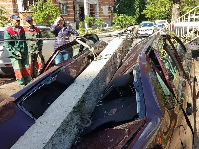 Столб с проводами уничтожил новенькую «Гранту» в Воронеже