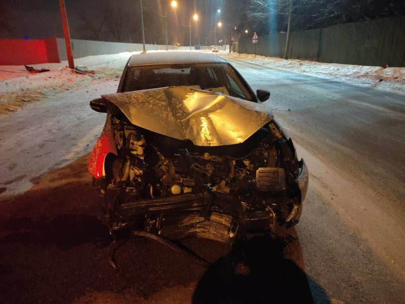 Автомобиль протаранил фонарь на набережной в Воронеже