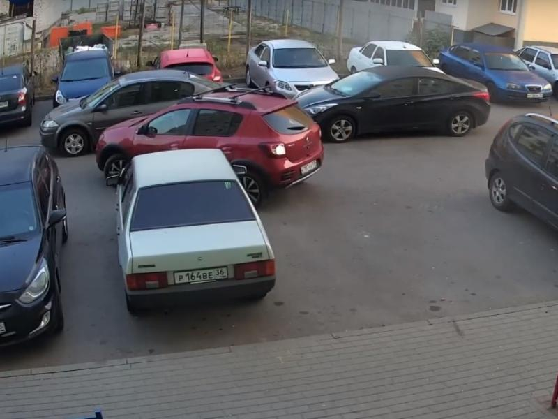 Комичный выезд с парковки обернулся фиаско в Воронеже