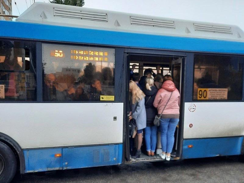 «Ковид не будет побежден»: переполненные маршрутки винят в коронавирусном бедствии в Воронеже