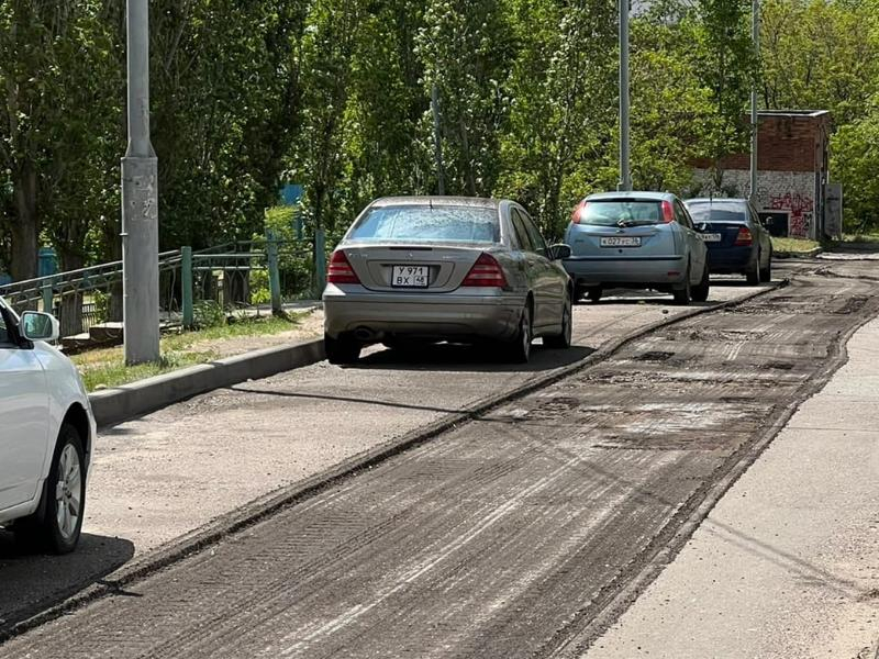 Воронежские дорожники обратились с просьбой к владельцам припаркованных авто в Шилово