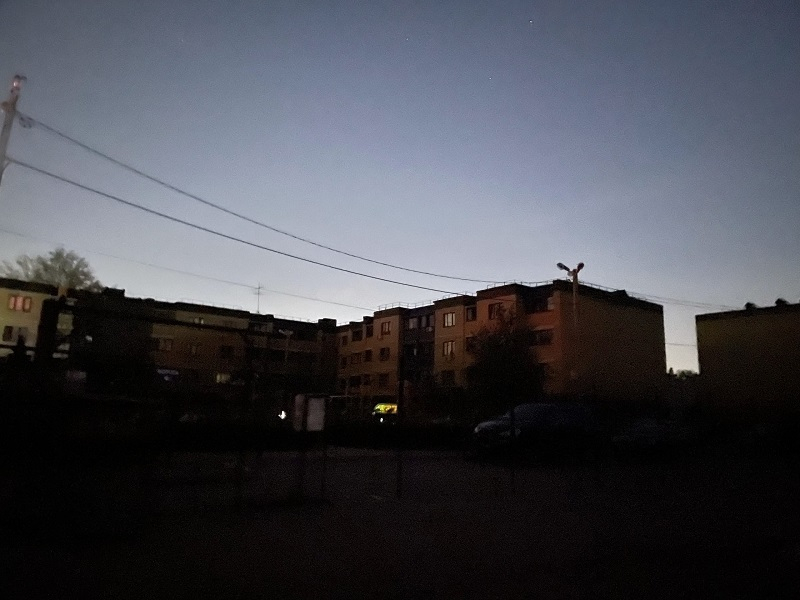 Почему нет света в воронеже сегодня. Городская улица вечером. Город без света. Многоэтажка вечером. Воронеж многоэтажки.
