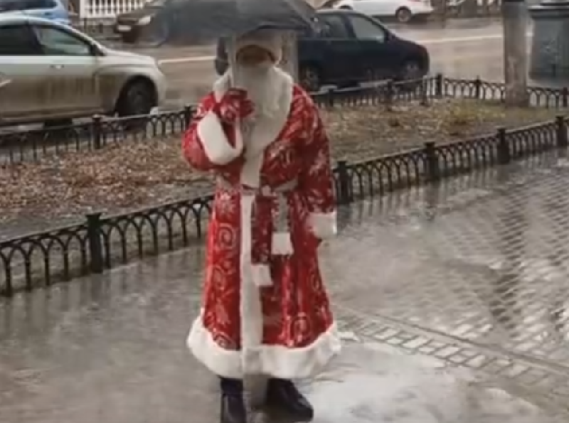 Борьба с осадками деда мороза. Дед Мороз под дождем. Фото Деда Мороза под дождем. Дед Мороз в дождь идет сапогах резиновых. Дед Мороз с зонтиком фото.