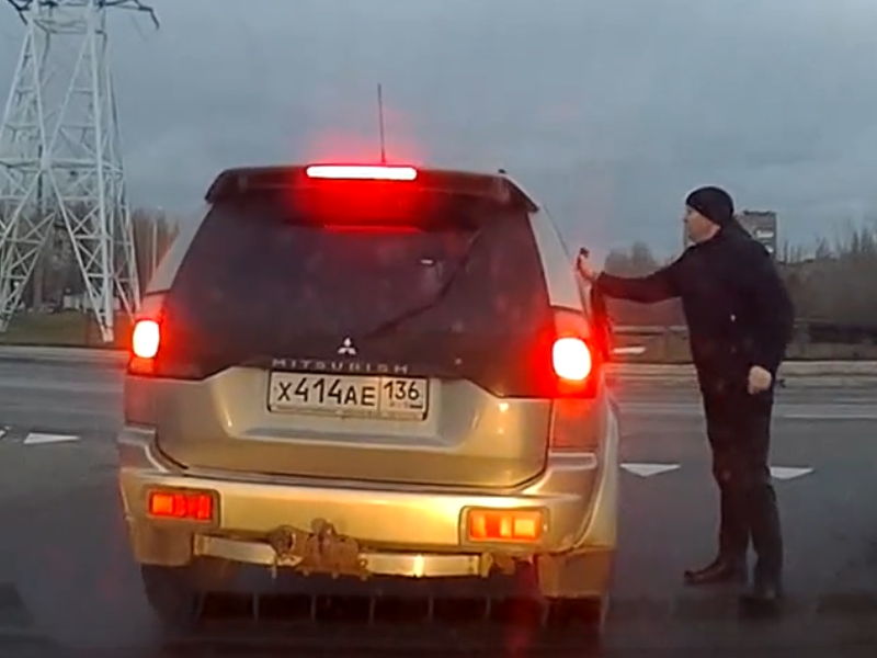 Пешеход залил водителя из баллончика и попал на видео в Воронеже
