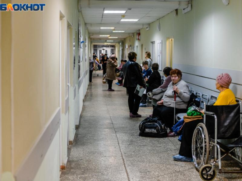 Пожилая пассажирка попала в больницу после резкого маневра маршрутчика в центре Воронежа