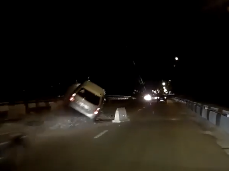 Жесткое ДТП на мосту из-за дорожников показали в Воронеже